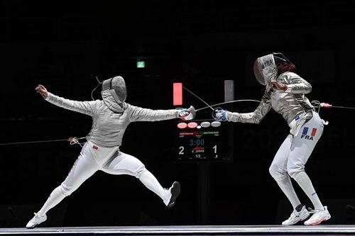 4일 SKT 그랑프리 때 전하영(왼쪽)의 준결승전 경기 모습[대한펜싱협회 제공. 재판매 및 DB 금지]