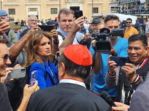 취재진에게 둘러싸인 한 추기경(바티칸=연합뉴스) 신창용 특파원 = 6일(현지시간) 바티칸에서 취재진들이 추기경 총회를 마치고 퇴장하는 한 추기경을 둘러싸고 인터뷰를 하고 있다. 2025.05.06 changyong@yna.co.kr