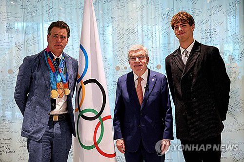 홀과 토마스 바흐 IOC 위원장, 홀의 아들 찰스[Denis Balibouse / POOL / AFP=연합뉴스]
