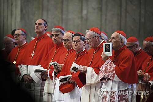 새로운 교황을 선출하는 콘클라베에 참여하는 추기경들 [AP 연합뉴스 자료사진. 재판매 및 DB 금지]