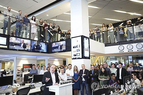 트럼프 대통령 피격 사건 보도기자, 사주와 트럼프 대통령을 비판하다가 떠난 만평가 등 퓰리처 수상자를 배출한 미국 유력지 워싱턴포스트 편집국의 어색한 표정 [AP 연합뉴스. 재판매 및 DB 금지]