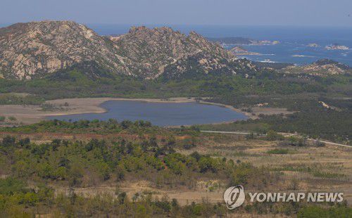 금강산 전망대에서 바라본 금강산 구선봉과 감호(고성=연합뉴스) 윤동진 기자 = 4·27 남북정상회담 1주년인 27일 금강산전망대에서 바라본 금강산 구선봉과 감호의 모습. 2019.4.27 mon@yna.co.kr