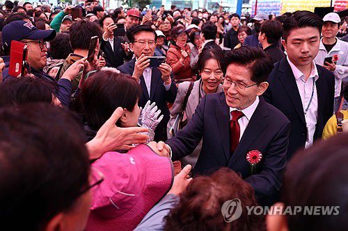 봉축법요식 마친 김문수 후보(서울=연합뉴스) 윤동진 기자 = 국민의힘 김문수 대선 후보가 5일 서울 종로구 조계사에서 열린 불기 2569년 부처님오신날 봉축법요식을 마친 후 시민들과 악수를 나누고 있다. 2025.5.5 mon@yna.co.kr