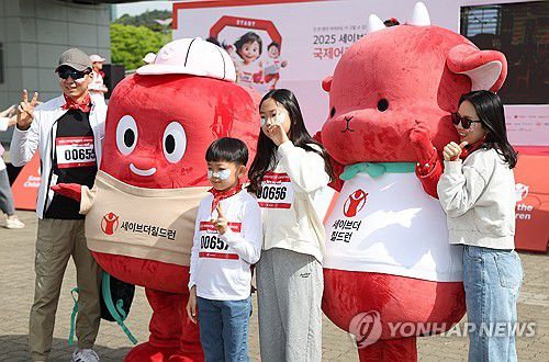 '국제어린이마라톤 대회 앞두고 찰칵'(서울=연합뉴스) 김성민 기자 = 6일 서울 마포구 월드컵공원에서 국제아동권리 비정부기구(NGO) 세이브더칠드런과 국가기간뉴스통신사 연합뉴스가 공동 주최한 '2025 국제어린이마라톤대회'에서 참가자들이 기념 촬영을 하고 있다. 2025.5.6 ksm7976@yna.co.kr
