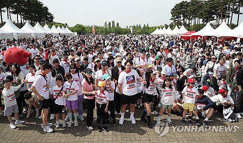 '2025 국제어린이마라톤 대회'(서울=연합뉴스) 김성민 기자 = 6일 서울 마포구 월드컵공원에서 국제아동권리 비정부기구(NGO) 세이브더칠드런과 국가기간뉴스통신사 연합뉴스가 공동 주최한 '2025 국제어린이마라톤대회'에서 참가자들이 개회를 기다리고 있다. 2025.5.6 ksm7976@yna.co.kr