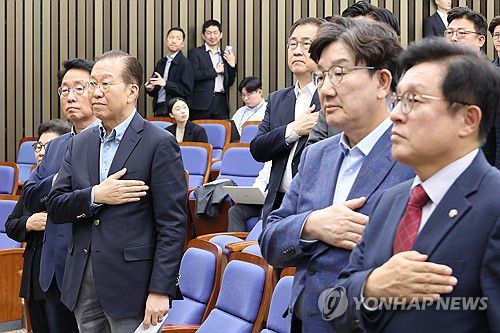 국민의힘 의원총회(서울=연합뉴스) 김주성 기자 = 국민의힘 권영세 비상대책위원장과 권성동 원내대표 등이 6일 서울 여의도 국회에서 열린 의원총회에서 국기에 경례하고 있다. 2025.5.6 utzza@yna.co.kr