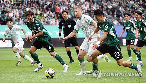 공에 집중된 시선들(전주=연합뉴스) 최영수 기자 = 6일 전주월드컵경기장에서 벌어진 프로축구 K리그1. 대전 안톤(흰색)과 전북 현대 김태환 등이 볼을 다투고 있다. 2025.5.6 kan@yna.co.kr