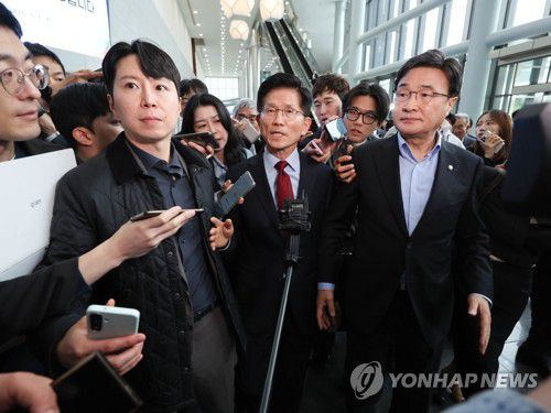 취재진에 둘러싸인 김문수(경주=연합뉴스) 서명곤 기자 = 국민의힘 김문수 대선 후보가 6일 아시아태평양경제협력체(APEC) 회의장인 경북 경주시 경주화백컨벤션센터에서 후보 일정을 중단하고 서울로 올라가 현안 문제에 대한 대책을 마련하겠다고 밝힌 뒤 취재진에 둘러싸여 있다. 2025.5.6 seephoto@yna.co.kr