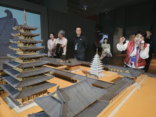 국립익산박물관에서 미륵사지 소개하는 서은숙 익산시 문화관광해설사(오른쪽) [촬영 임성호]