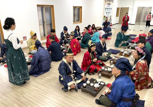 백제문화체험관에서 진행된 전통 다도 체험[코레일 제공. 재판매 및 DB 금지]