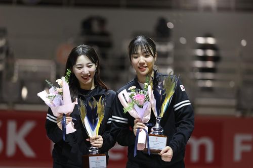 4일 SKT 사브르 그랑프리에서 여자부 우승한 전하영(오른쪽)과 준우승한 김정미[대한펜싱협회 제공. 재판매 및 DB 금지]