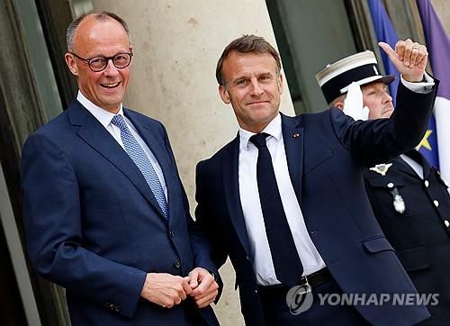 메르츠 총리 환영하는 마크롱 대통령(파리 AFP=연합뉴스) 프리드리히 메르츠 독일 총리가 취임 후 처음으로 7일(현지시간) 프랑스 파리를 찾아 에마뉘엘 마크롱 대통령과 회담했다. 2025.05.07.