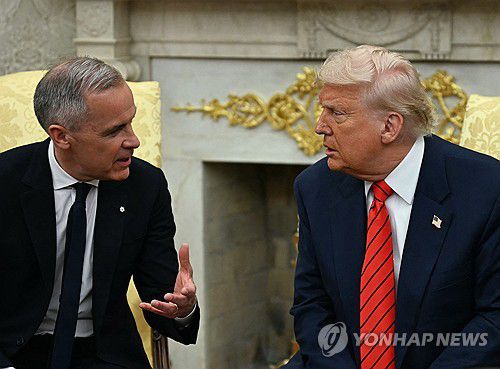 카니 캐나다 총리와 회담하는 트럼프 미국 대통령(워싱턴 AFP=연합뉴스) 도널드 트럼프 미국 대통령이 6일(현지시간) 워싱턴DC에 있는 백악관에서 마크 카니 캐나다 총리와 회담하고 있다. 2025.5.6