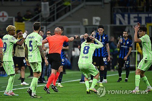 심판 판정에 아쉬워하는 바르셀로나 선수들[AFP=연합뉴스. 재판매 및 DB금지]