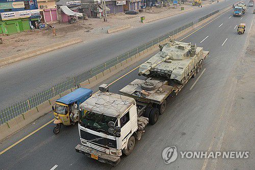 인도·파키스탄 무력충돌(무리드케[파키스탄] AFP=연합뉴스) 7일 파키스탄 펀자브주 무리드케의 한 도로에 군용 전차를 실은 트럭들이 이동하고 있다. 2025.5.7. photo@yna.co.kr