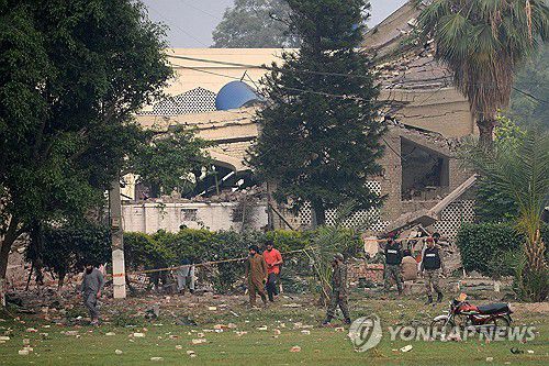 파키스탄 라호르의 파괴된 건물[AFP=연합뉴스. 재판매 및 DB 금지]