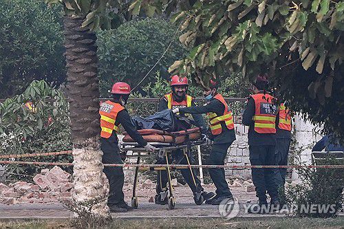 파키스탄 구조대원들이 희생자의 시신을 옮기는 모습[AFP=연합뉴스. 재판매 및 DB 금지]