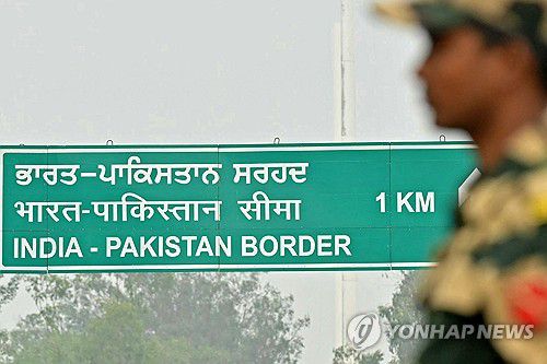 인도·파키스탄 무력충돌(와가[인도] AFP=연합뉴스) 7일 인도 파키스탄 와가 국경 초소 인근에서 인도 국경 경비대 병사가 경계를 서고 있다. 2025.5.7. photo@yna.co.kr