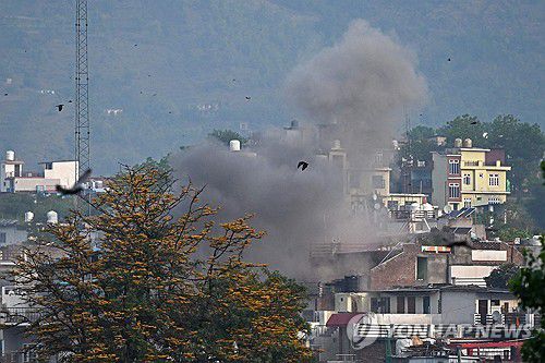 인도·파키스탄 무력충돌(푼치[인도] AFP=연합뉴스) 인도 잠무 지역 푼치에 포탄이 떨어진 후 연기가 피어오르고 있다. 2025.5.7. photo@yna.co.kr