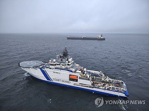 러시아 그림자 선단 소속 의심 선박을 감사하는 핀란드 국경경비대 선박[EPA 연합뉴스 자료사진]