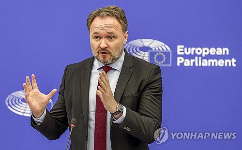 러 화석연료 퇴출 로드맵 발표하는 EU 집행위원(스트라스부르 EPA=연합뉴스) 단 요르겐슨 에너지·주택 담당 집행위원이 6일(현지시간) 프랑스 스트라스부르에서 기자회견을 하고 있다. 2025.5.6 photo@yna.co.kr [재판매 및 DB 금지]