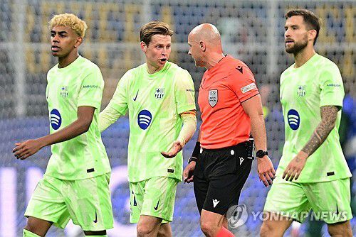시몬 마르치니아크 심판에게 항의하는 바르셀로나 선수들[로이터=연합뉴스. 재판매 및 DB금지]