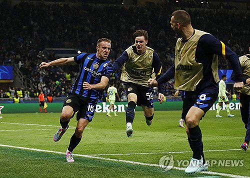 결승골 넣고 동료들과 기쁨 나누는 프라테시[로이터=연합뉴스]