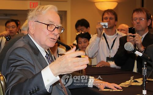 버핏 "한국경제 잘해나갈 것"(오마하<美네브래스카주>=연합뉴스) 김지훈 특파원 = 워런 버핏 버크셔 해서웨이 회장(왼쪽)이 3일(현지시간) 미국 네브래스카주 오마하시 메리어트호텔에서 기자회견을 갖고 미국 등의 경제상황 진단과 투자비전 등을 밝히고 있다. 버핏 회장은 특히 "한국경제가 몇 년간 잘 해나갈 것"이라면서 한국 업체의 주식을 추가 매입할 방침임을 시사하기도 했다. 2009.5.4 hoonkim@yna.co.kr