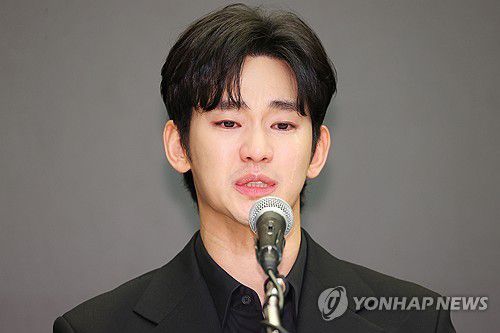 '사생활 논란' 김수현 눈물의 기자회견(서울=연합뉴스) 진연수 기자 = 배우 김수현이 31일 오후 서울 마포구 스탠포드 호텔에서 미성년자였던 배우 고 김새론과 교제했다는 의혹과 관련해 입장발표 기자회견을 하고 있다. 2025.3.31 jin90@yna.co.kr