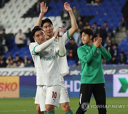 울산 팬들에게 인사하는 주민규·임종은(울산=연합뉴스) 김용태 기자 = 1일 울산 문수축구경기장에서 열린 프로축구 하나은행 K리그1 2025 울산 HD와 대전 하나 시티즌의 경기가 끝난 후 대전 주민규와 임종은 등 울산 출신 선수들이 팬들에게 인사하고 있다. 2025.4.1 yongtae@yna.co.kr