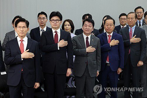 국기에 경례하는 경선 후보들(서울=연합뉴스) 29일 서울 여의도 국민의힘 당사에서 열린 제21대 대통령 후보자 국민의힘 3차 경선 진출자 발표 행사에서 김문수(왼쪽부터), 한동훈, 안철수, 홍준표 후보와 권영세 비상대책위원장이 국기에 경례하고 있다. 2025.4.29 [국회사진기자단] utzza@yna.co.kr