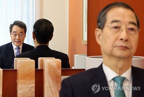 오찬 회동 나선 한덕수 예비후보와 이낙연 전 총리(서울=연합뉴스) 이정훈 기자 = 6일 서울 중구 컨퍼런스하우스달개비에서 무소속 한덕수 대선 예비후보와 이낙연 전 국무총리가 오찬 회동을 하고 있다. 2025.5.6 [공동취재] uwg806@yna.co.kr
