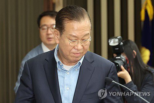 발언대에 서는 권영세 비대위원장(서울=연합뉴스) 김주성 기자 = 국민의힘 권영세 비상대책위원장이 6일 서울 여의도 국회에서 열린 의원총회에서 후보 단일화를 촉구하기 위해 발언대에 서고 있다. 2025.5.6 utzza@yna.co.kr