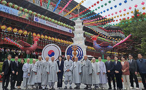 춘천 삼운사 찾은 이재명 후보 부인 김혜경 씨(서울=연합뉴스) 더불어민주당 이재명 대선 후보의 부인 김혜경 씨가 지난 6일 춘천 삼운사와 평창 월정사를 방문, 강원 불심 잡기에 나섰다. 사진은 삼운사를 방문한 김혜경 씨가 기념 촬영하는 모습. 2025.5.6 [독자 제공. 재판매 및 DB 금지]