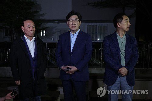 김문수 후보 기다리는 권성동 원내대표(서울=연합뉴스) 서대연 기자 = 국민의힘 권성동 원내대표와 김기현, 박덕흠 의원이 6일 후보 단일화 압박에 반발하며 후보 일정을 중단하고 상경한 김문수 대선 후보를 만나기 위해 서울 관악구 김 후보의 자택 앞에서 기다리고 있다. 2025.5.6 dwise@yna.co.kr