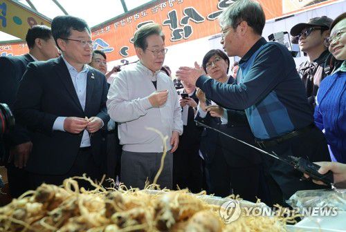 상인과 대화하는 민주당 이재명 후보(진안=연합뉴스) 류영석 기자 = 더불어민주당 이재명 대선 후보가 '골목골목 경청투어:국토종주편'에 나선 7일 전북 진안군 새참거리 인삼 가게에서 상인과 대화하고 있다. 2025.5.7     ondol@yna.co.k