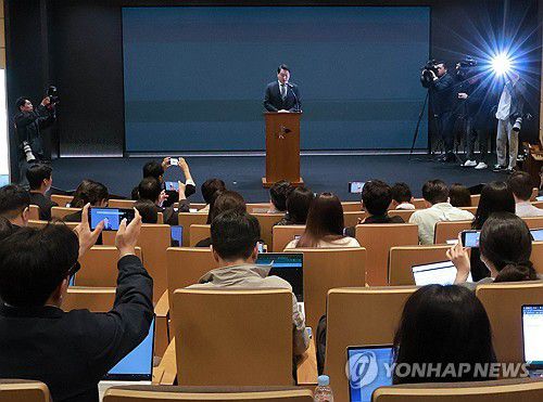 최태원 "SKT 해킹사태 뼈아프게 반성"(서울=연합뉴스) 서명곤 기자 = 최태원 SK그룹 회장이 7일 서울 중구 SKT타워에서 열린 유심 정보 유출 관련 일일 브리핑에 참석, SK텔레콤에서 일어난 해킹 피해에 대해 사과하고 있다. 2025.5.7 [공동취재] seephoto@yna.co.kr