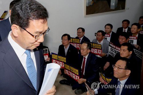 행안위 찾아가 구호 외치는 국민의힘 의원들(서울=연합뉴스) 김주성 기자 = 7일 국회 행정안전위원회 신정훈 위원장이 공직선거법 개정안 단독 처리에 반대하며 구호를 외치는 국민의힘 의원들 앞을 지나 행안위 회의장으로 들어가고 있다. 2025.5.7 utzza@yna.co.kr