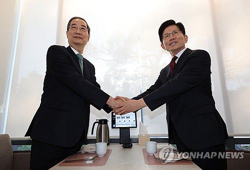 김문수-한덕수 대선 단일화 위한 회동(서울=연합뉴스) 황광모 기자 = 국민의힘 김문수 대선후보와 무소속 한덕수 대선 예비후보가 7일 서울 종로구의 한 식당에서 후보 단일화 관련 회동을 하기 전 악수하고 있다. 2025.5.7 hkmpooh@yna.co.kr