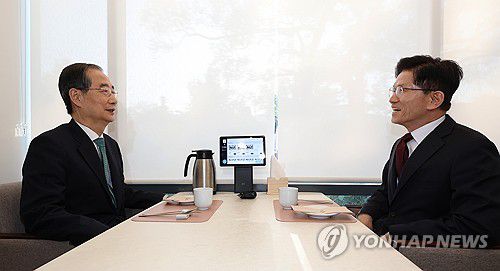 김문수-한덕수 대선 단일화 위한 회동(서울=연합뉴스) 황광모 기자 = 국민의힘 김문수 대선후보와 무소속 한덕수 대선 예비후보가 7일 서울 종로구의 한 식당에서 후보 단일화 관련 회동을 하고 있다. 2025.5.7 hkmpooh@yna.co.kr