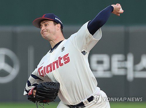 역투하는 롯데 선발 데이비슨(부산=연합뉴스) 강선배 기자 = 7일 부산 사직야구장에서 열린 프로야구 2025 신한 SOL 뱅크 KBO리그 SSG 샌더스와 롯데 자이언츠의 경기. 1회 초 롯데 선발투수 데이비슨이 투구하고 있다. 2025.5.7 sbkang@yna.co.kr