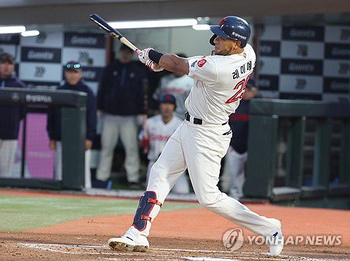 3점 홈런 치는 레이예스(부산=연합뉴스) 강선배 기자 = 7일 부산 사직야구장에서 열린 프로야구 2025 신한 SOL 뱅크 KBO리그 SSG 샌더스와 롯데 자이언츠의 경기. 3회 말 1사 1, 2루에서 롯데 레이예스가 우중월 3점 홈런을 치고 있다. 2025.5.7 sbkang@yna.co.kr