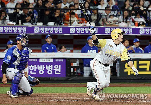 넘어갔지?(대전=연합뉴스) 배재만 기자 = 7일 대전 한화생명볼파크에서 열린 프로야구 20 25 신한 SOL 뱅크 KBO리그 삼성 라이온즈와 한화 이글스의 경기. 3회 말 한화 공격, 3번 지명타자 문현빈이 솔로 홈런을 치고 있다. 2025.5.7 scoop@yna.co.kr