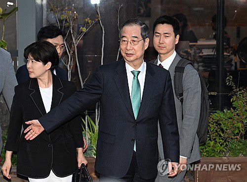 회담장 떠나는 한덕수(서울=연합뉴스) 황광모 기자 = 무소속 한덕수 대선 예비후보가 7일 서울 종로구의 한 식당에서 국민의힘 김문수 대선 후보와 후보 단일화 관련 회동을 마친 뒤 떠나고 있다.      국민의힘 김 후보와 무소속 한 예비후보는 후보 단일화 논의를 이날 위해 만났지만, 합의된 사항 없이 끝났다. 2025.5.7 [공동취재] hkmpooh@yna.co.kr