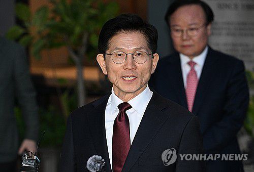 김문수-한덕수, '단일화 담판' 결렬(서울=연합뉴스) 황광모 기자 = 국민의힘 김문수 대선 후보가 7일 서울 종로구의 한 식당에서 무소속 한덕수 대선 예비후보와 후보 단일화 관련 회동을 마친 뒤 브리핑을 하고 있다.      국민의힘 김 후보와 무소속 한 예비후보는 후보 단일화 논의를 이날 위해 만났지만, 합의된 사항 없이 끝났다. 2025.5.7 [공동취재] hkmpooh@yna.co.kr