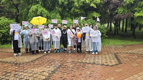 2025년 5월3일 여성마라톤대회에 참석한 한국미혼모가족협회 회원들과 자녀들협회를 후원하는 사람들, 해외 입양인, 사회복지학과 교수들도 함께 했다.  [한국미혼모가족협회 제공]