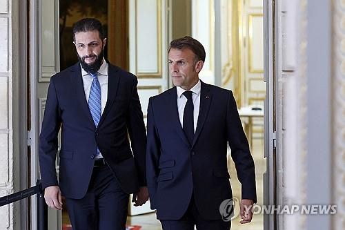 마크롱 만난 시리아 대통령(파리 AP=연합뉴스) 아메드 알샤라 시리아 과도정부 대통령이 7일(현지시간) 취임 후 처음으로 유럽을 방문해 에마뉘엘 마크롱 프랑스 대통령과 회담했다. 2025.05.07.
