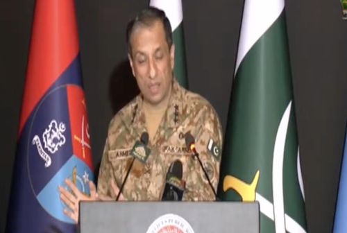 브리핑하는 아흐메드 샤리프 차우드리 파키스탄군 대변인유튜브 캡처. 재판매 및 DB 금지