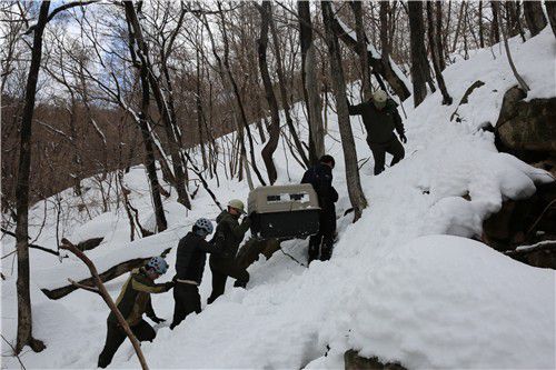 폭설 속 산양을 구조하는 모습. [국립공원공단 제공. 재판매 및 DB 금지]
