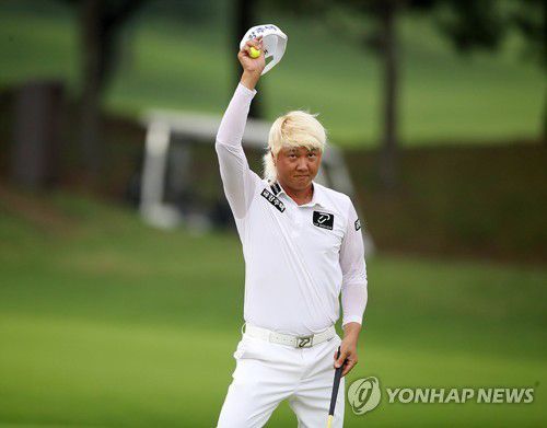 팬들에게 인사하는 허인회.[KPGA 제공. 재판매 및 DB 금지]